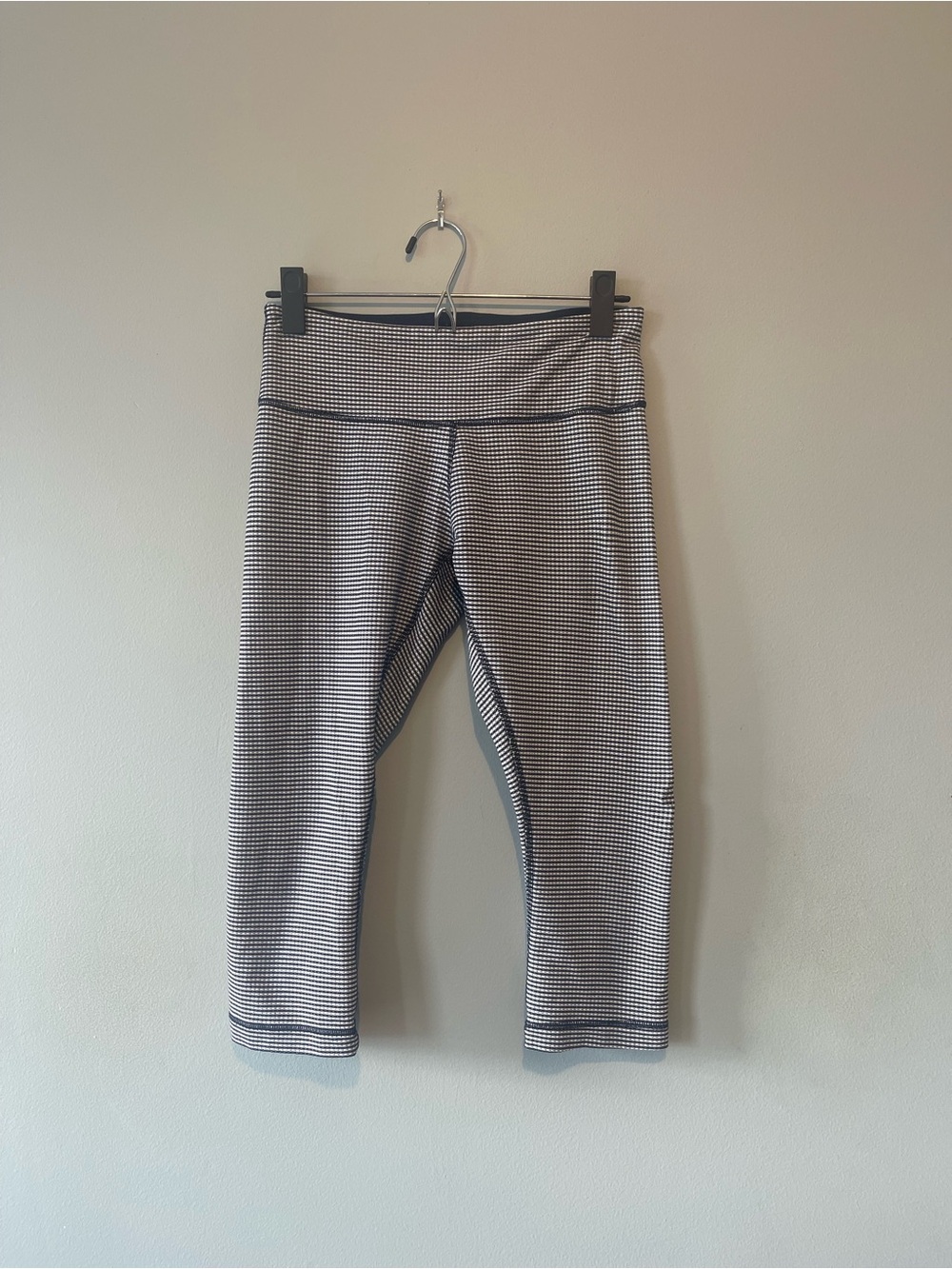 Lululemon Women’s Navy Blue & White Capri Leggings